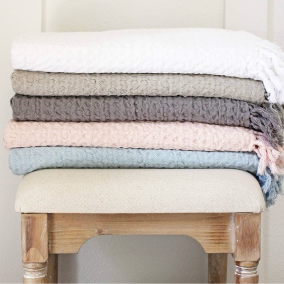 NWT white 100% cotton waffle throw with fringe - Picture 3 of 5